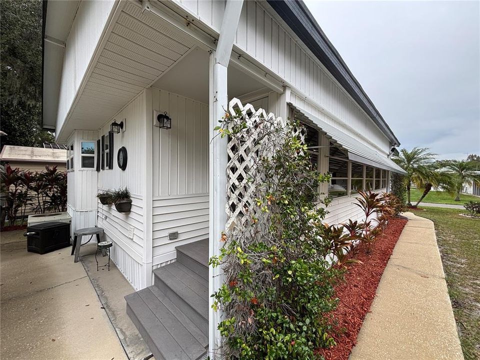 For Sale: $116,900 (2 beds, 1 baths, 816 Square Feet)