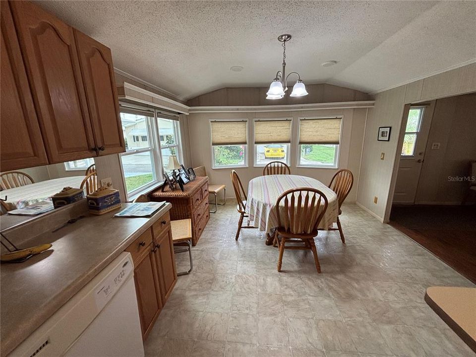 For Sale: $116,900 (2 beds, 1 baths, 816 Square Feet)