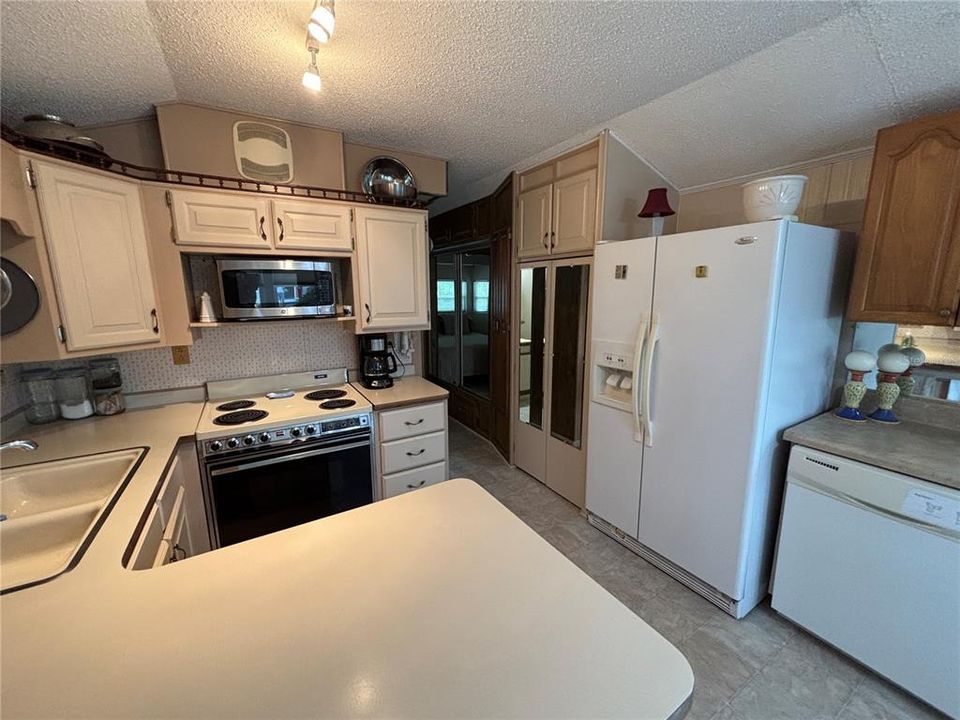 For Sale: $116,900 (2 beds, 1 baths, 816 Square Feet)