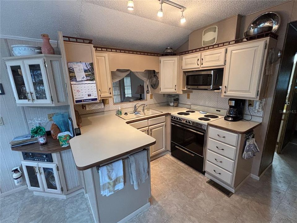 For Sale: $116,900 (2 beds, 1 baths, 816 Square Feet)