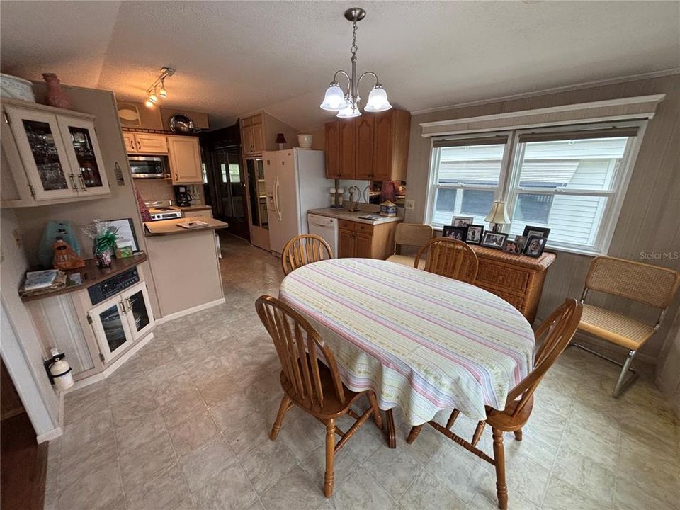 For Sale: $116,900 (2 beds, 1 baths, 816 Square Feet)