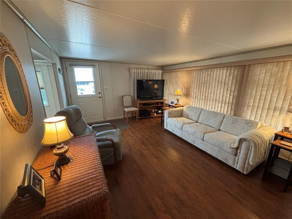 For Sale: $116,900 (2 beds, 1 baths, 816 Square Feet)