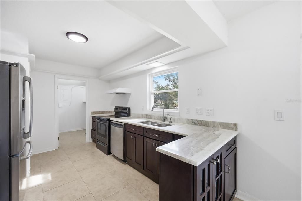 For Sale: $475,000 (3 beds, 3 baths, 1370 Square Feet)