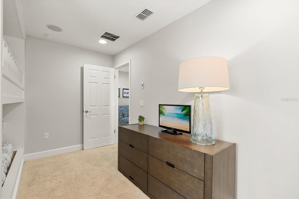 На продажу: $535,000 (6 спален, 5 ванн, 3507 Квадратных фут)