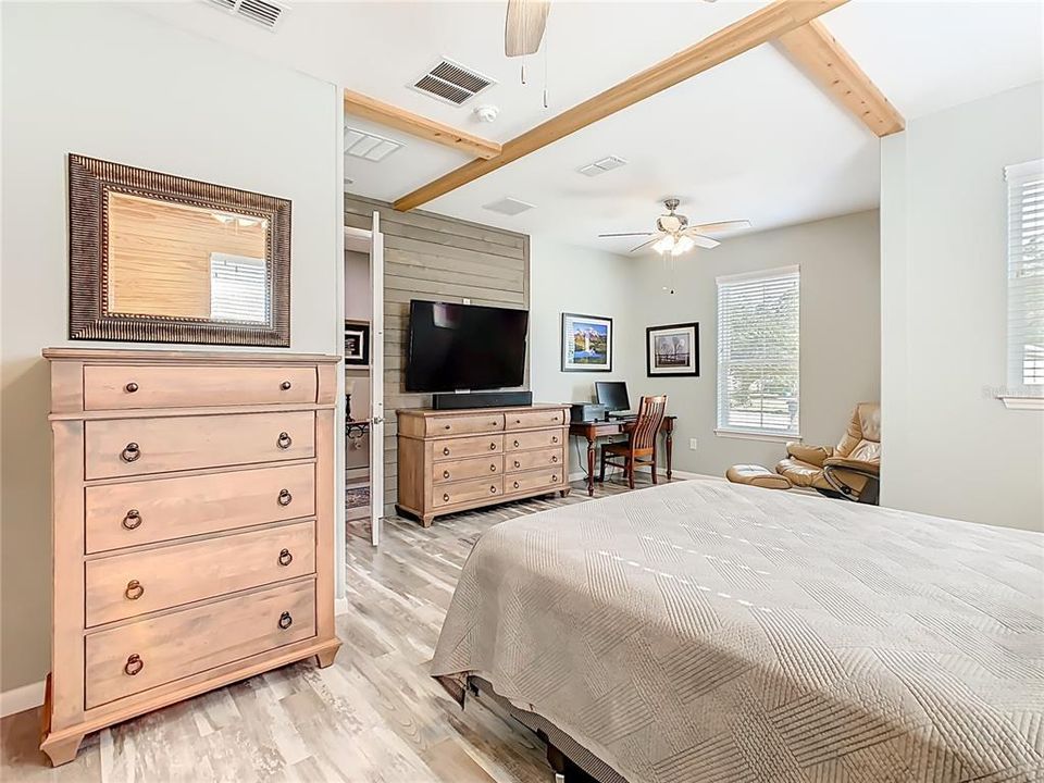 For Sale: $315,000 (2 beds, 2 baths, 1705 Square Feet)