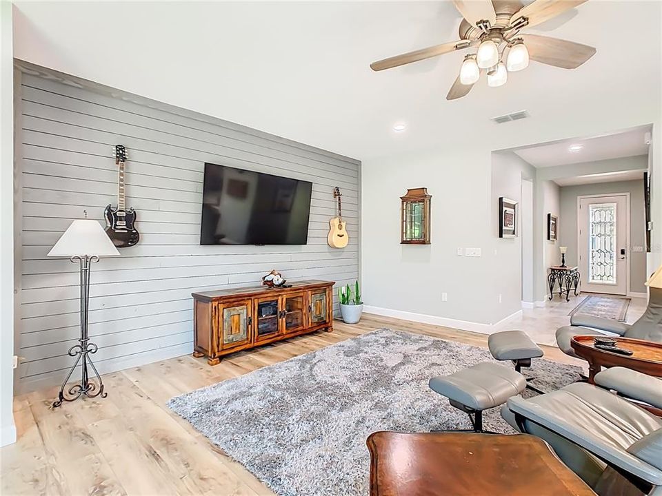 For Sale: $315,000 (2 beds, 2 baths, 1705 Square Feet)