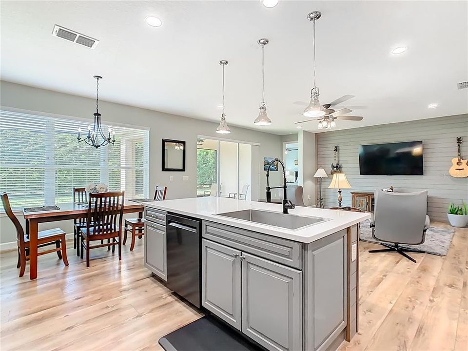 For Sale: $315,000 (2 beds, 2 baths, 1705 Square Feet)