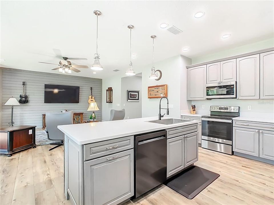 For Sale: $315,000 (2 beds, 2 baths, 1705 Square Feet)