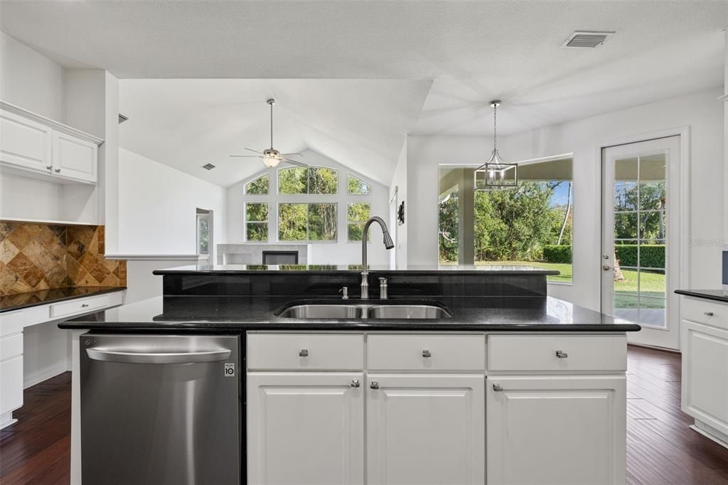 待售: $750,000 (5 贝兹, 3 浴室, 3512 平方英尺)