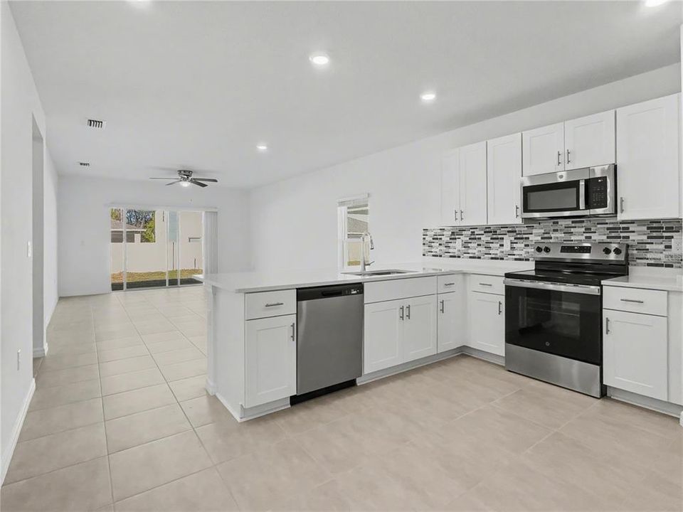 En Renta: $2,325 (4 camas, 2 baños, 1974 Pies cuadrados)