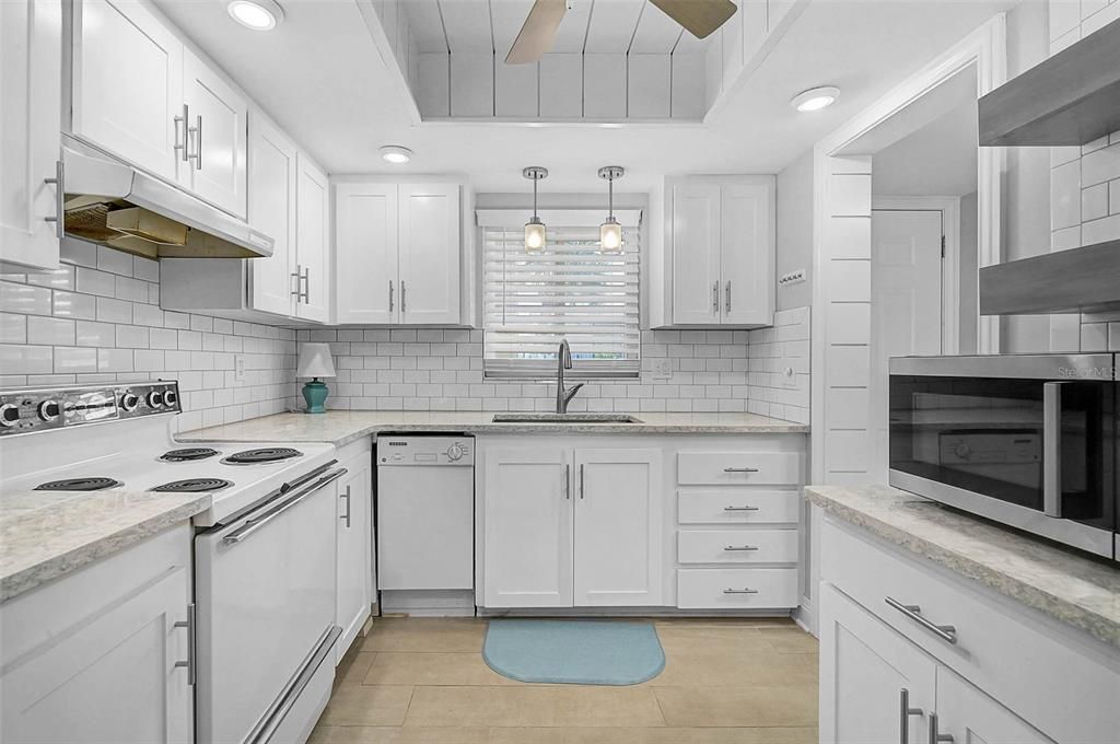 For Sale: $168,900 (2 beds, 2 baths, 1144 Square Feet)