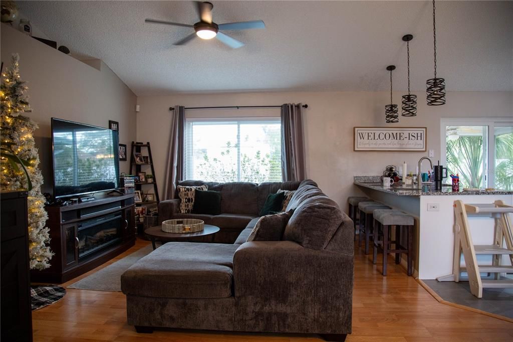 待售: $295,000 (3 贝兹, 2 浴室, 1322 平方英尺)