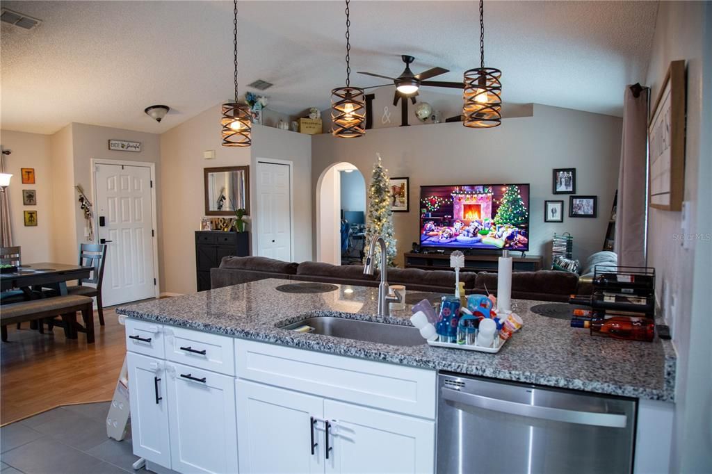 待售: $295,000 (3 贝兹, 2 浴室, 1322 平方英尺)