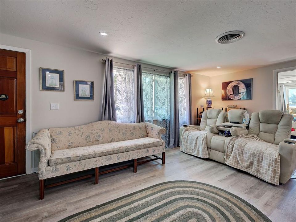 For Sale: $310,000 (2 beds, 2 baths, 1349 Square Feet)