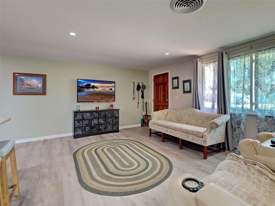 For Sale: $310,000 (2 beds, 2 baths, 1349 Square Feet)