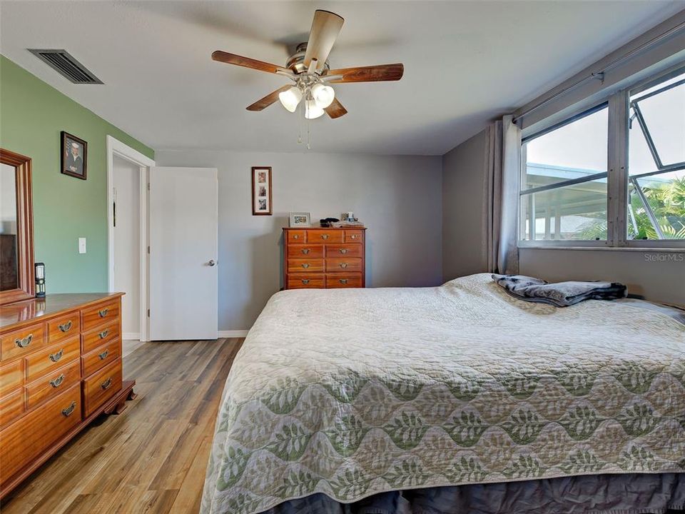 For Sale: $310,000 (2 beds, 2 baths, 1349 Square Feet)