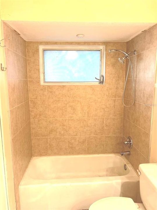 待售: $170,000 (2 贝兹, 1 浴室, 884 平方英尺)