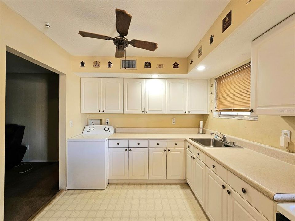 待售: $170,000 (2 贝兹, 1 浴室, 884 平方英尺)