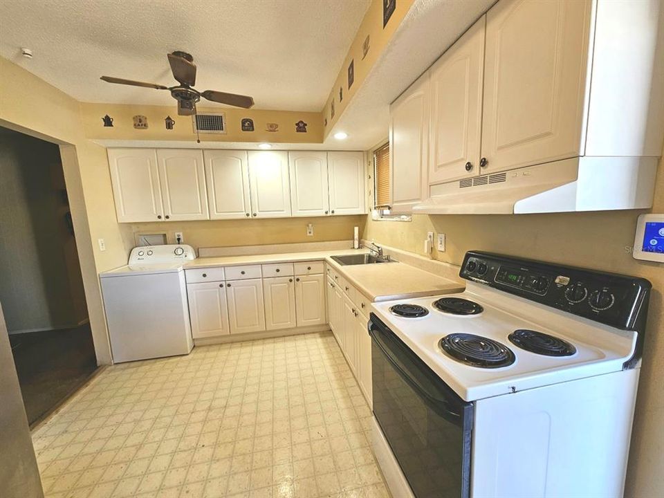 待售: $170,000 (2 贝兹, 1 浴室, 884 平方英尺)