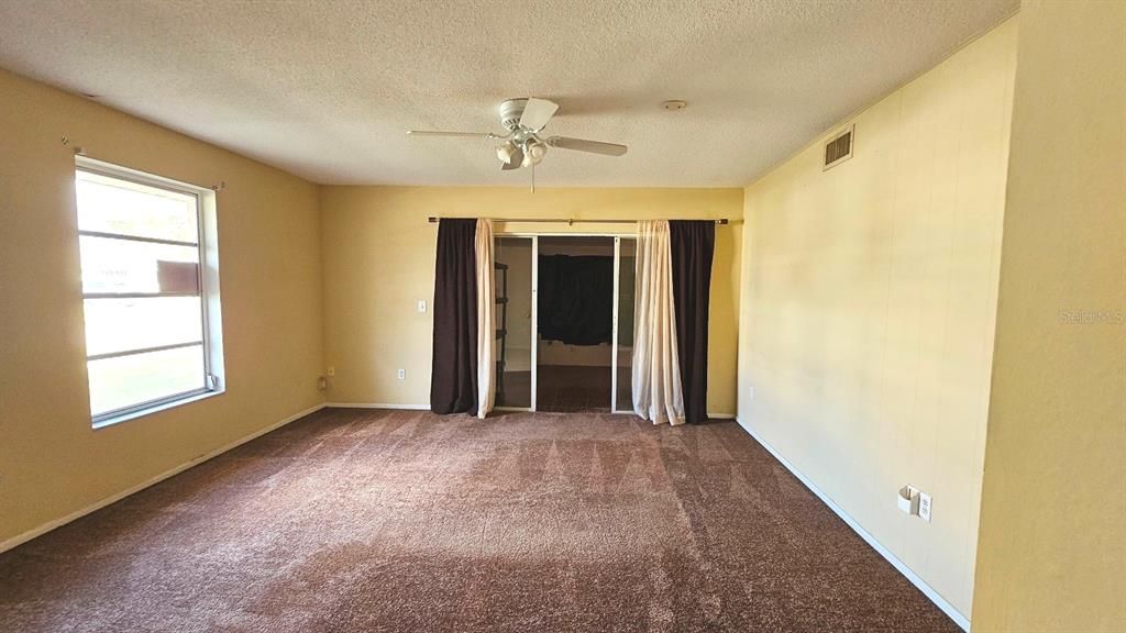 待售: $170,000 (2 贝兹, 1 浴室, 884 平方英尺)