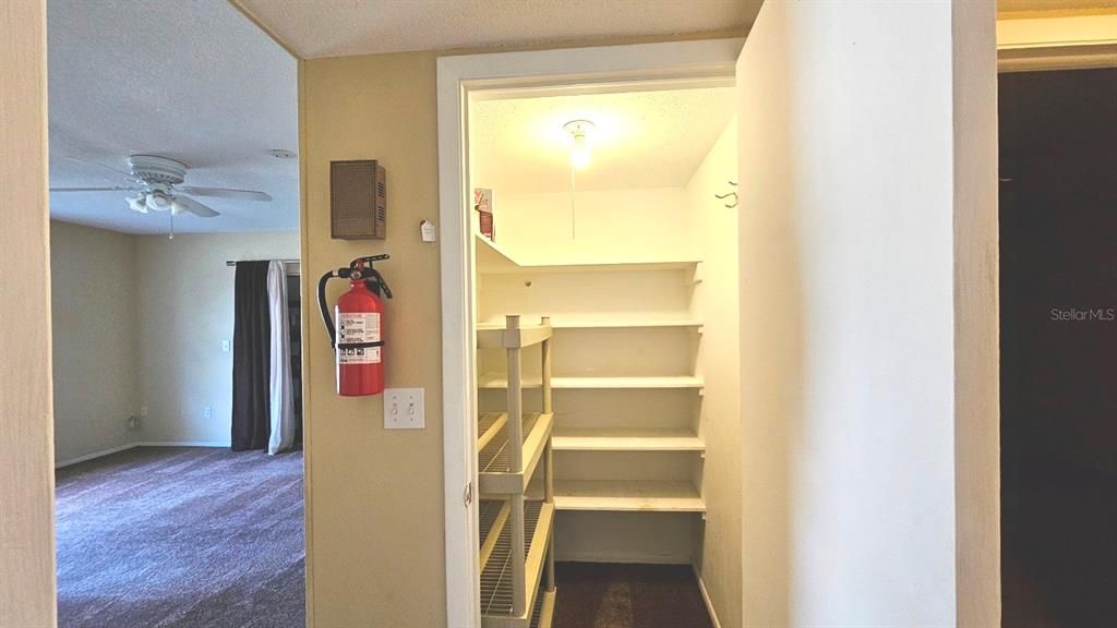 待售: $170,000 (2 贝兹, 1 浴室, 884 平方英尺)