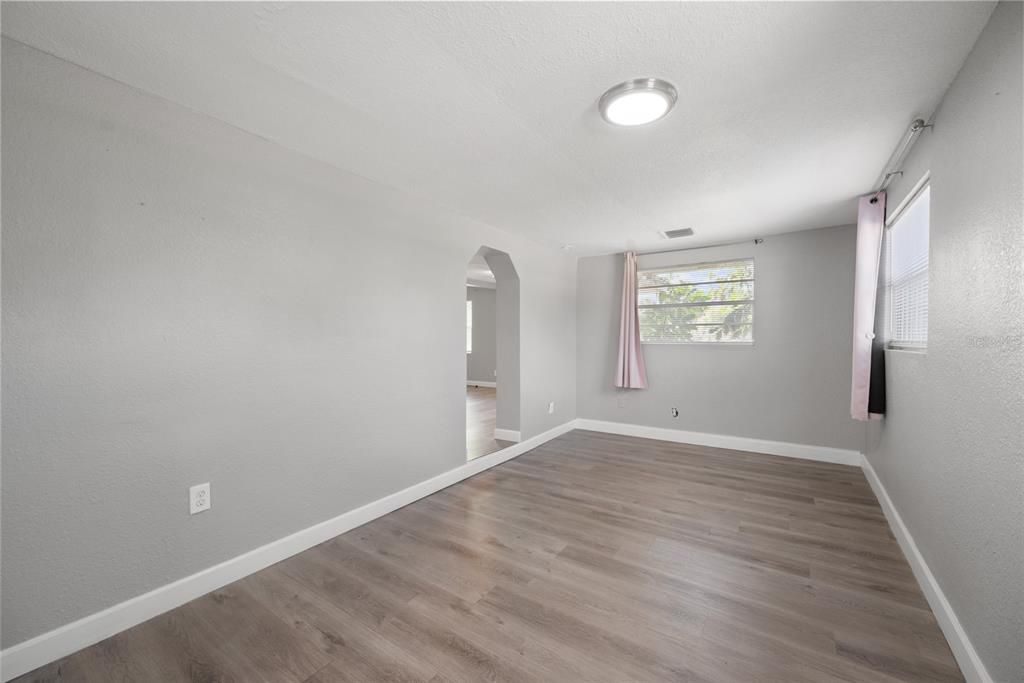 For Rent: $1,800 (3 beds, 1 baths, 1290 Square Feet)