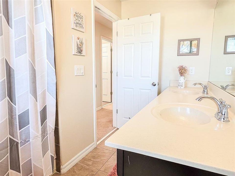 En Venta: $580,000 (4 camas, 2 baños, 2345 Pies cuadrados)