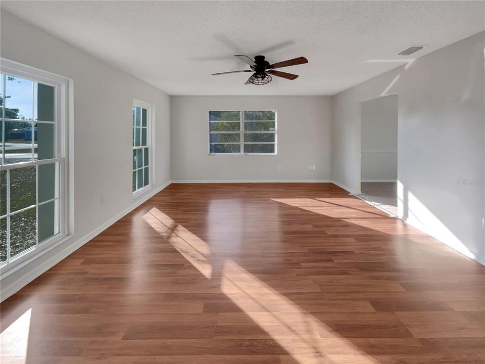 For Sale: $343,000 (3 beds, 2 baths, 1454 Square Feet)