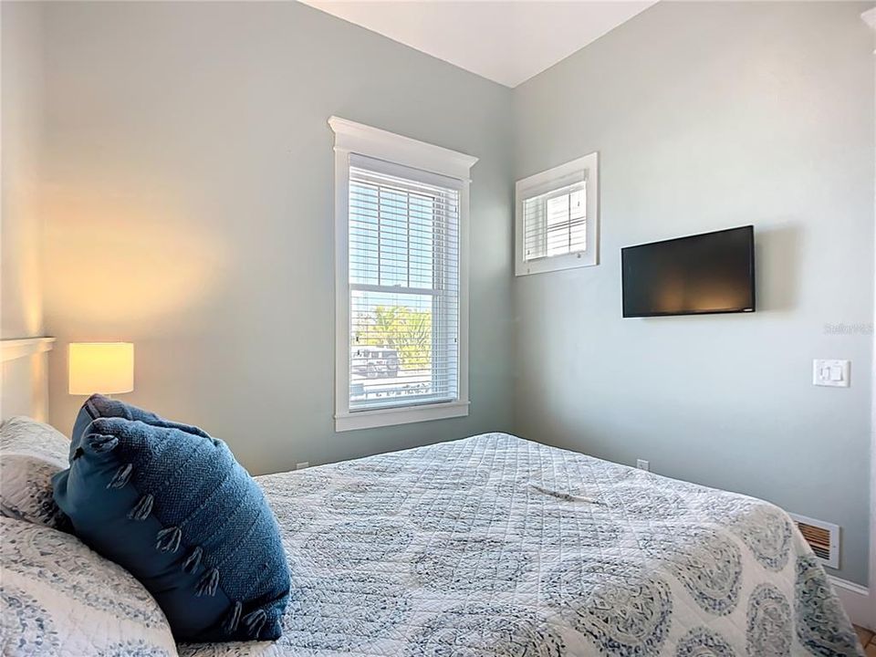 For Sale: $1,495,000 (4 beds, 3 baths, 1474 Square Feet)