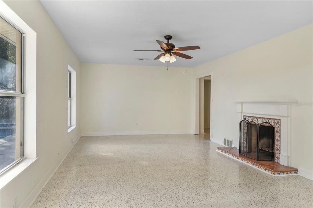 В аренду: $4,200 (4 спален, 2 ванн, 2368 Квадратных фут)