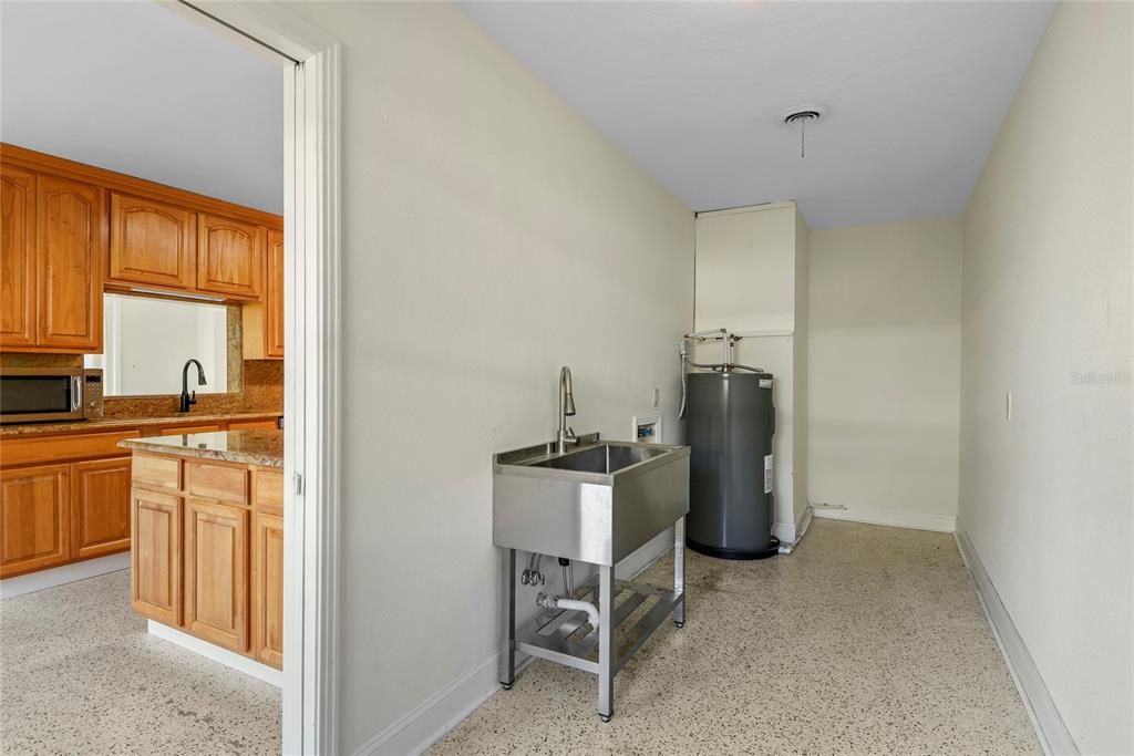 В аренду: $4,200 (4 спален, 2 ванн, 2368 Квадратных фут)