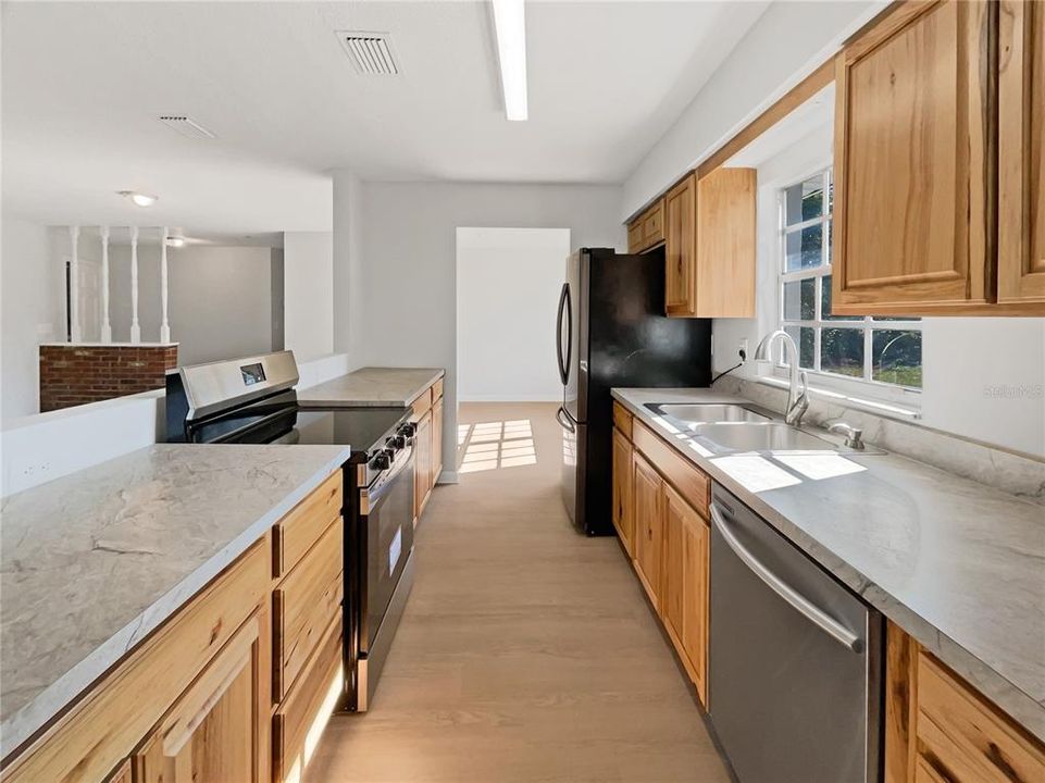 На продажу: $256,000 (3 спален, 2 ванн, 1499 Квадратных фут)