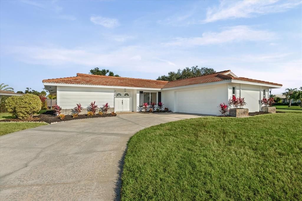 For Sale: $560,000 (3 beds, 2 baths, 1647 Square Feet)