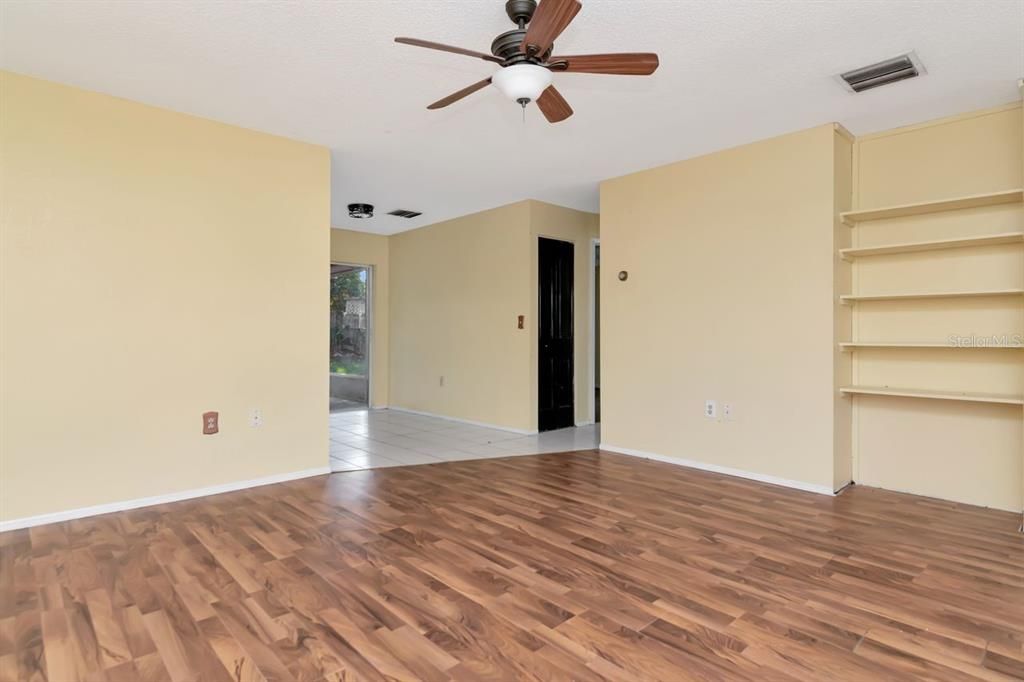 На продажу: $195,000 (2 спален, 1 ванн, 775 Квадратных фут)