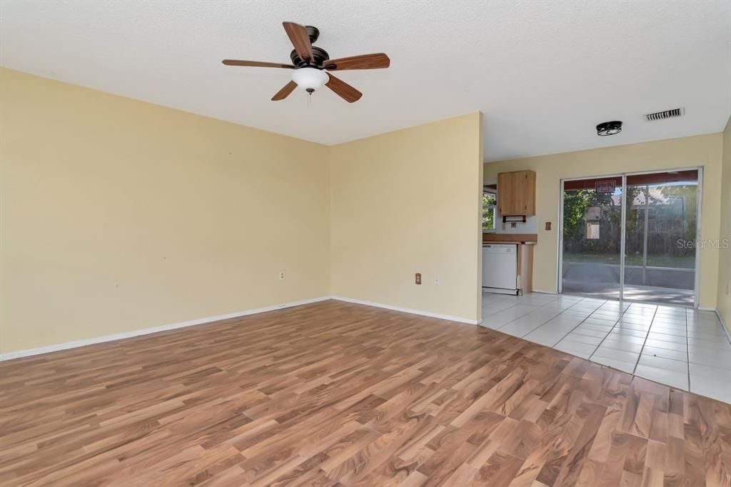 На продажу: $195,000 (2 спален, 1 ванн, 775 Квадратных фут)