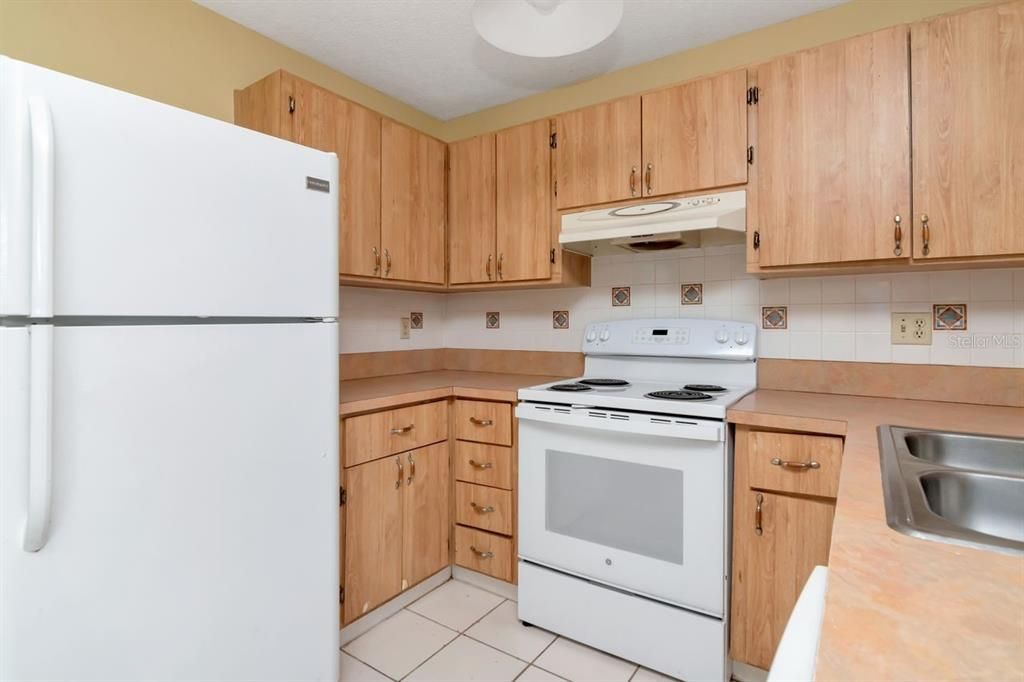 На продажу: $195,000 (2 спален, 1 ванн, 775 Квадратных фут)