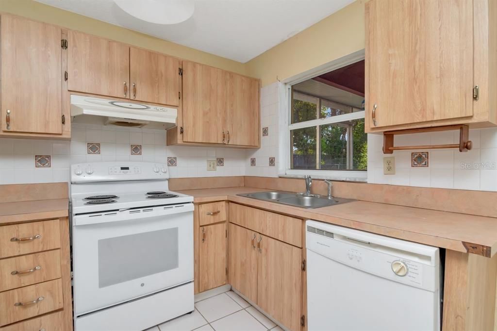 На продажу: $195,000 (2 спален, 1 ванн, 775 Квадратных фут)