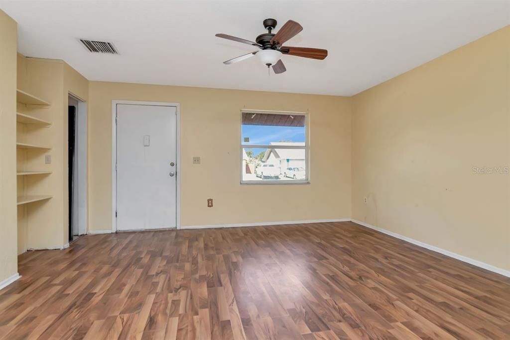 На продажу: $195,000 (2 спален, 1 ванн, 775 Квадратных фут)