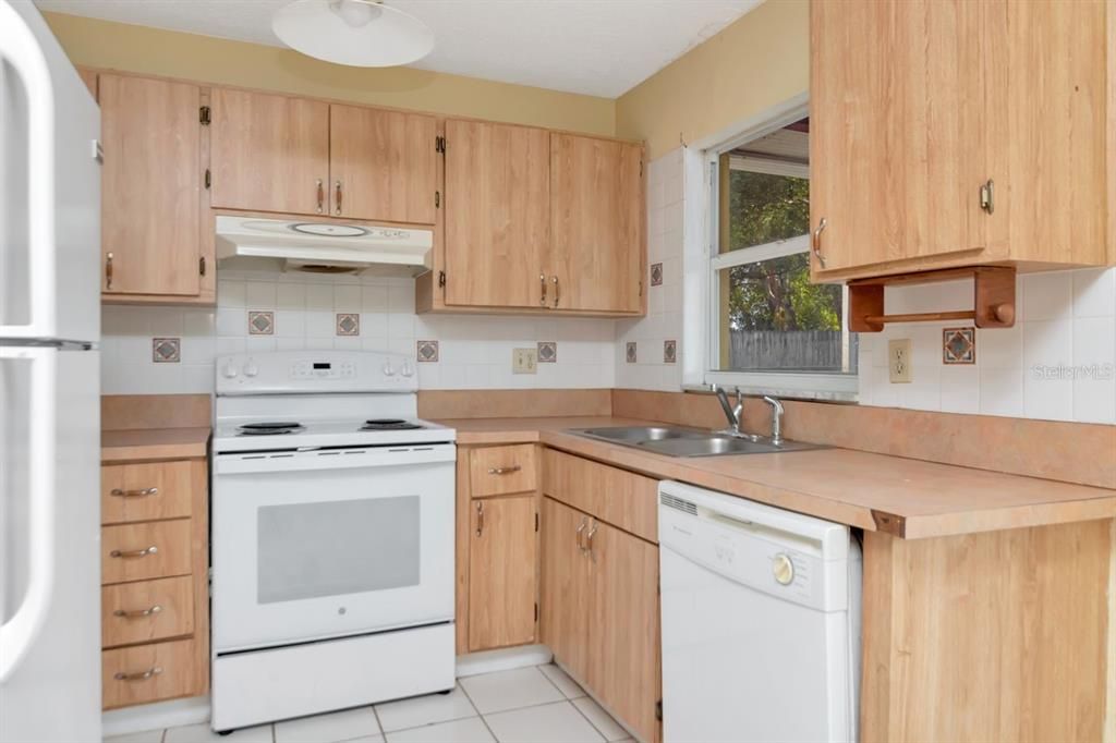 На продажу: $195,000 (2 спален, 1 ванн, 775 Квадратных фут)