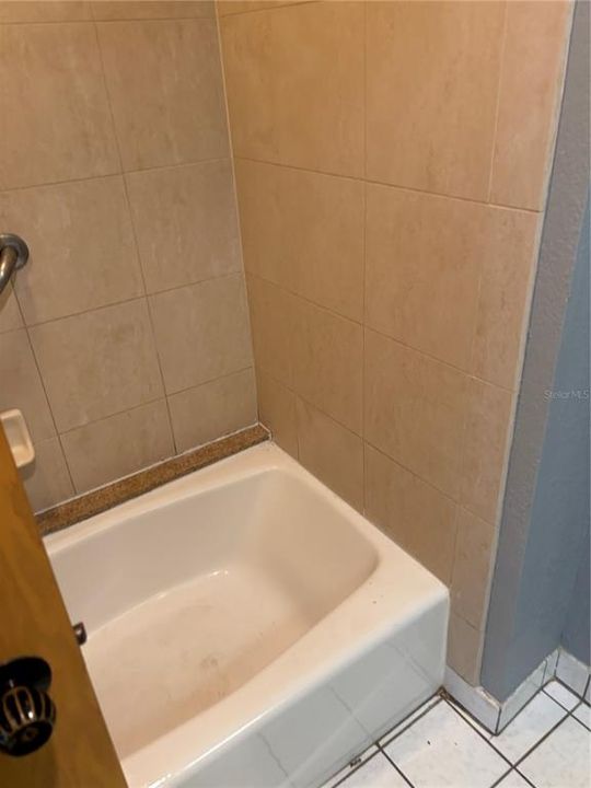 For Sale: $139,000 (1 beds, 1 baths, 610 Square Feet)