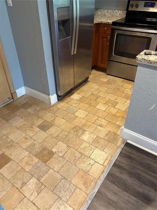 For Sale: $139,000 (1 beds, 1 baths, 610 Square Feet)