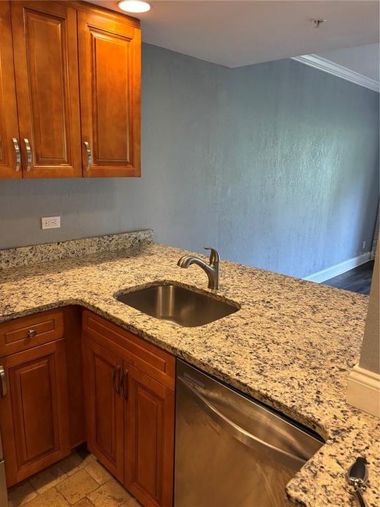 For Sale: $139,000 (1 beds, 1 baths, 610 Square Feet)