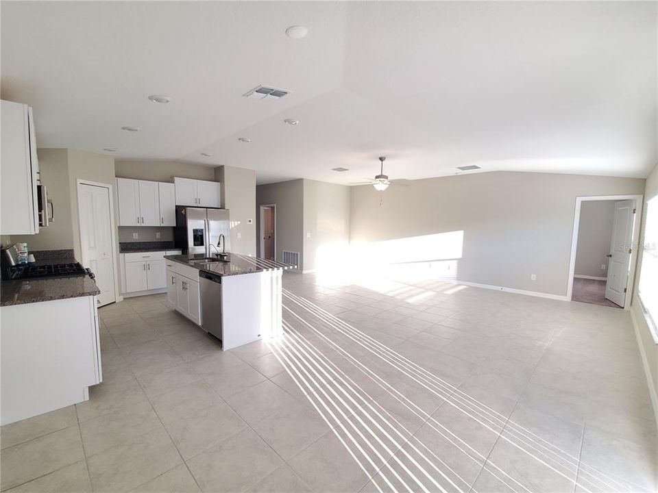 В аренду: $2,200 (4 спален, 2 ванн, 1915 Квадратных фут)