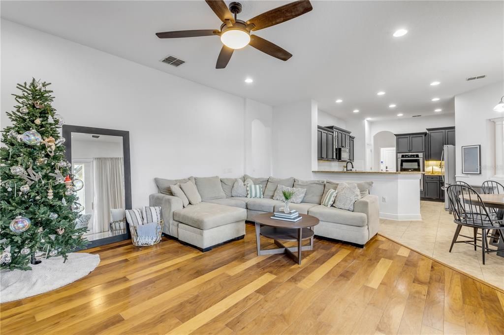 En Venta: $875,000 (5 camas, 4 baños, 3322 Pies cuadrados)