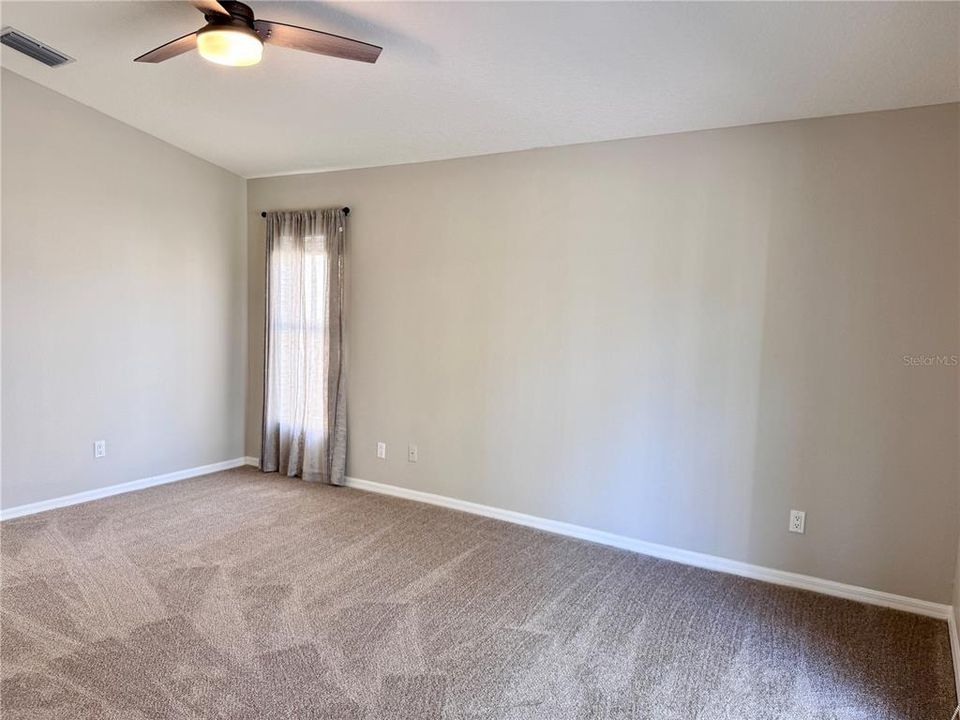 Activo con contrato: $465,450 (4 camas, 2 baños, 1859 Pies cuadrados)