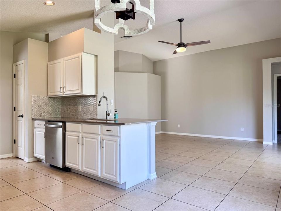 Activo con contrato: $465,450 (4 camas, 2 baños, 1859 Pies cuadrados)