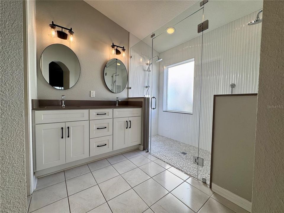 Activo con contrato: $465,450 (4 camas, 2 baños, 1859 Pies cuadrados)