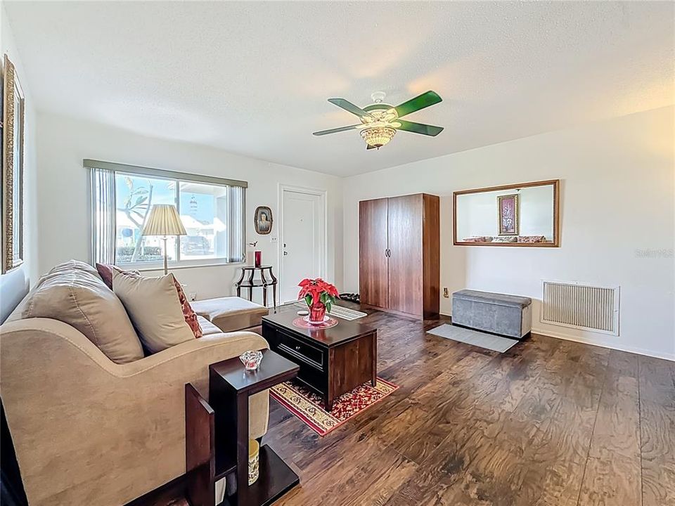 На продажу: $325,000 (2 спален, 2 ванн, 1400 Квадратных фут)