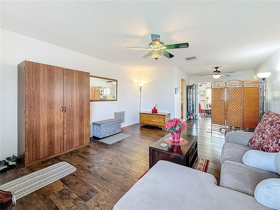 На продажу: $325,000 (2 спален, 2 ванн, 1400 Квадратных фут)