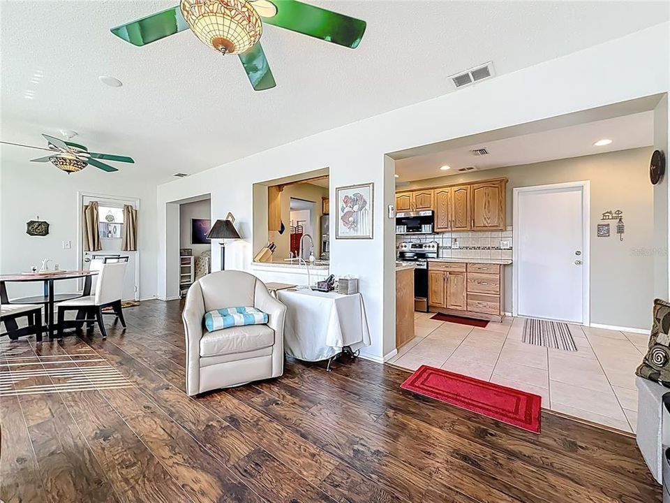 На продажу: $325,000 (2 спален, 2 ванн, 1400 Квадратных фут)